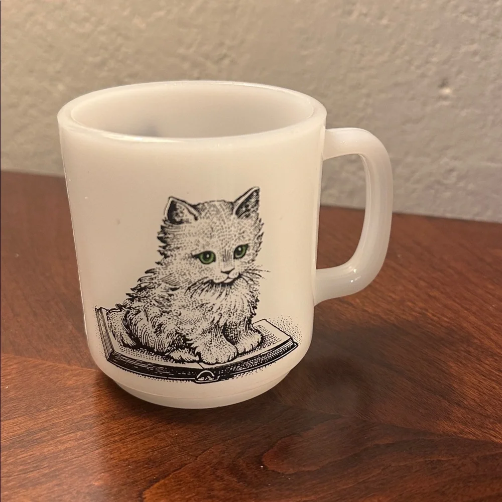 Glasbake Milk Glass Mug with Kitten - Picture 2 of 5